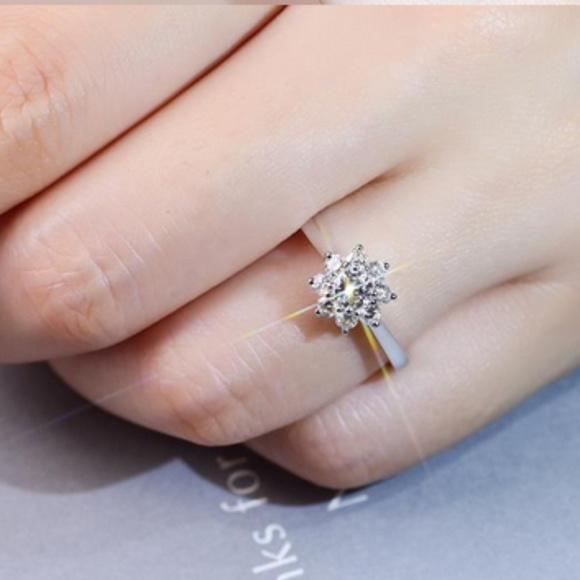 🍒 Silver Crystal 💍 Flower Ring - Picture 3 of 6